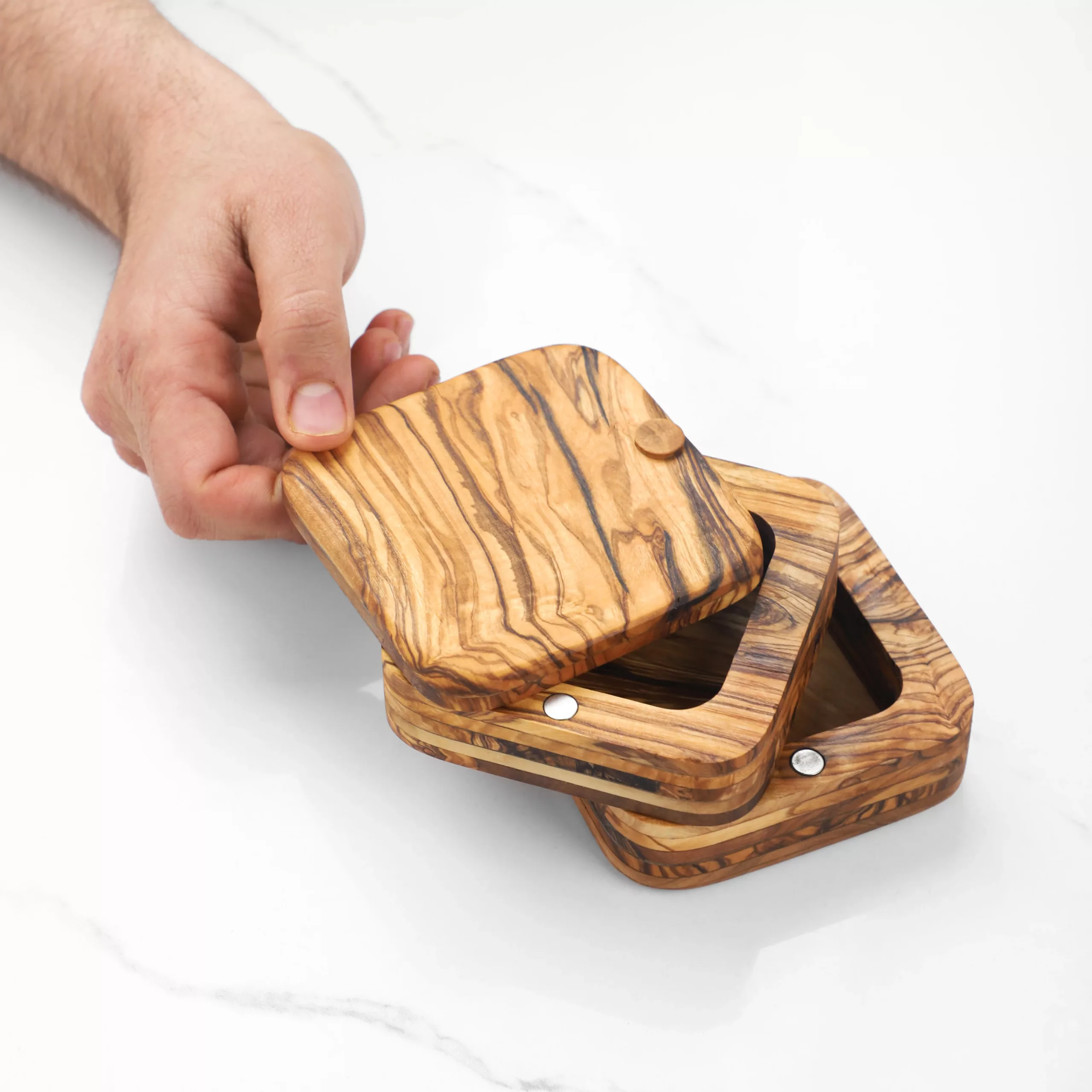 Salière avec couvercle pivotant