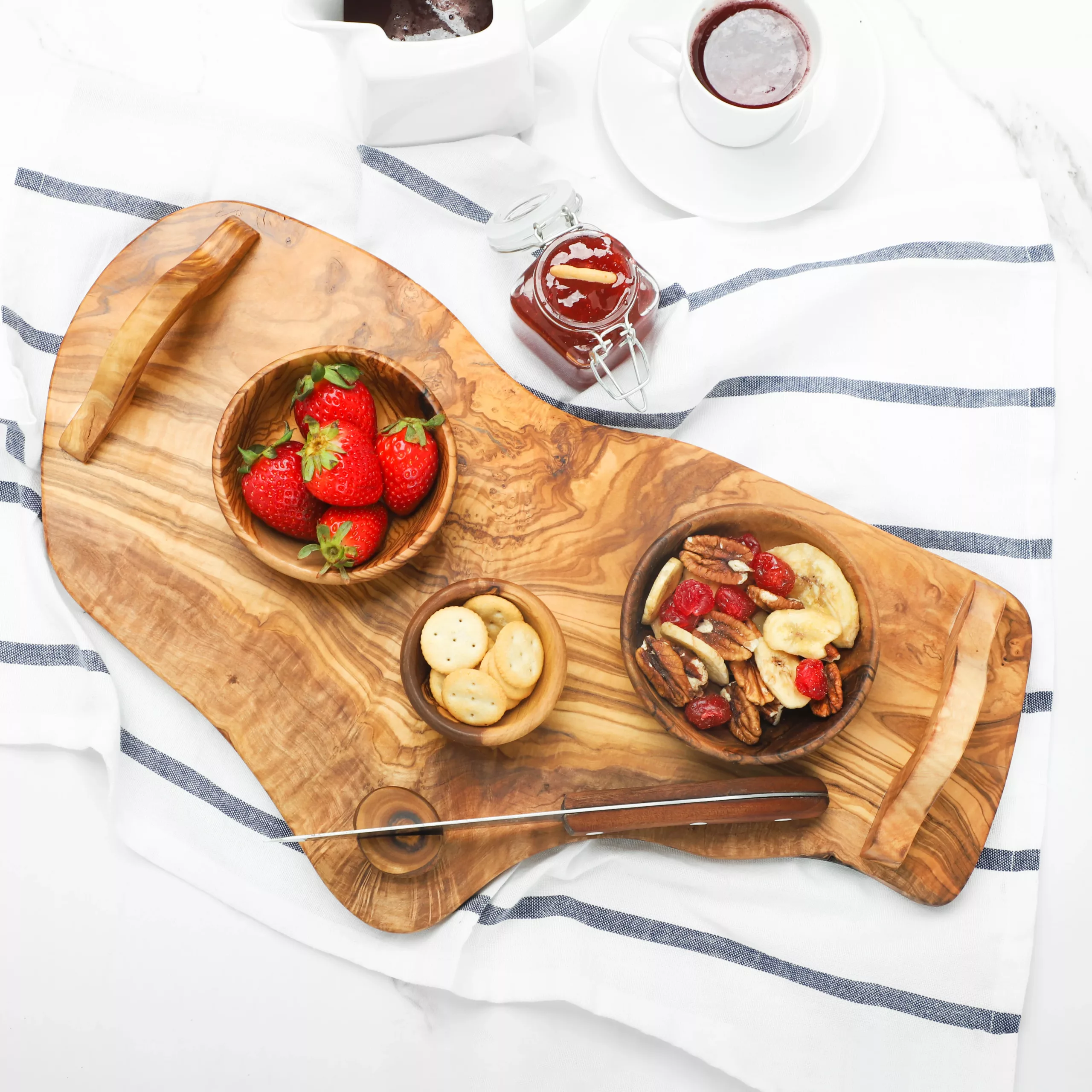 Plateau de charcuterie rustique avec porte-couteau