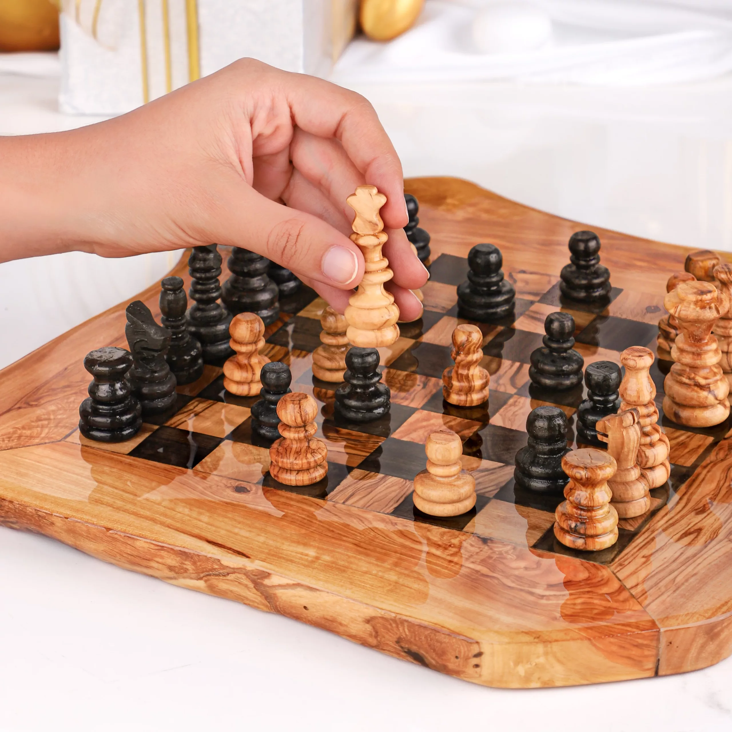 Jeu d’échecs brillant avec plateau