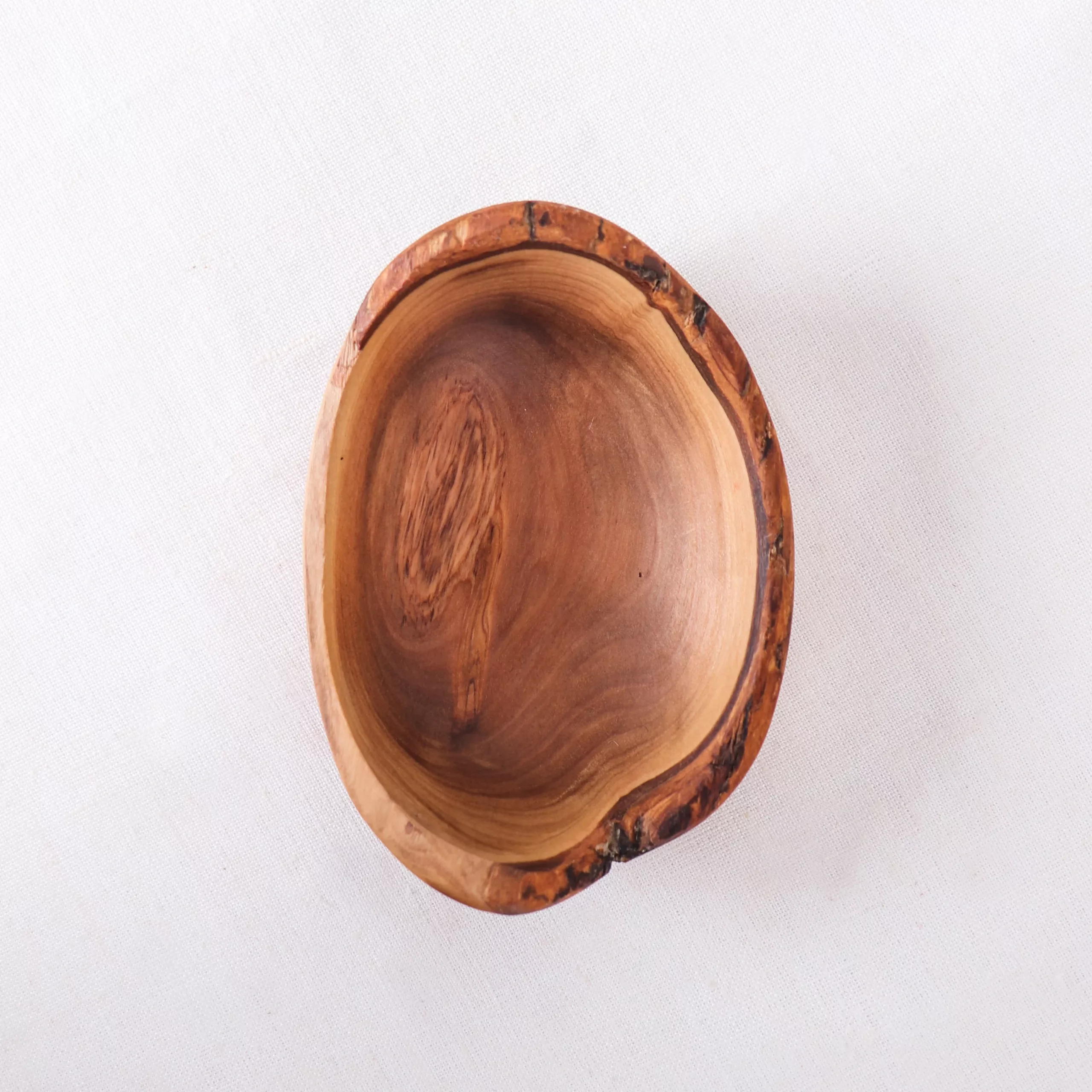 Bol irrégulier en bois d'olivier - Image 4