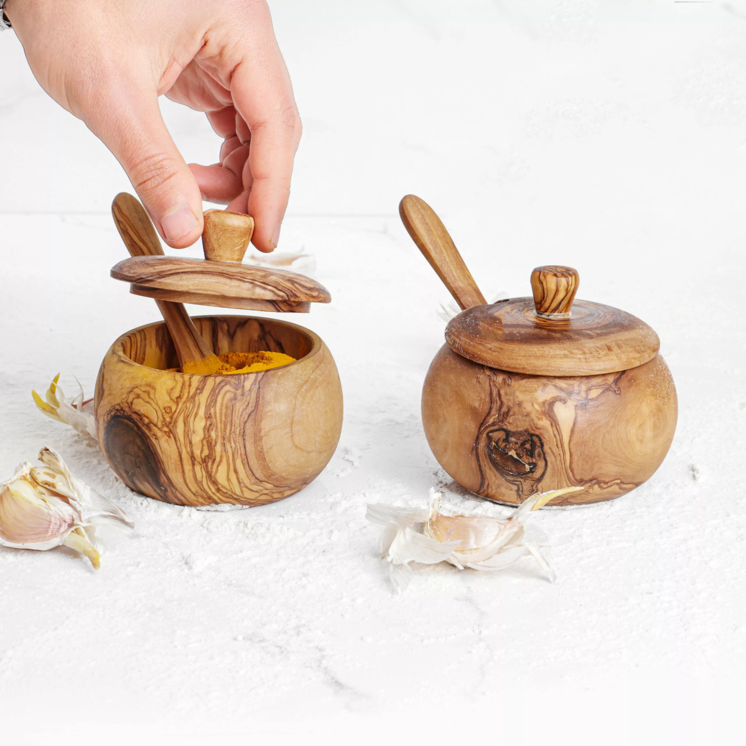 Boîte à épices ovale en bois d’olivier avec cuillère