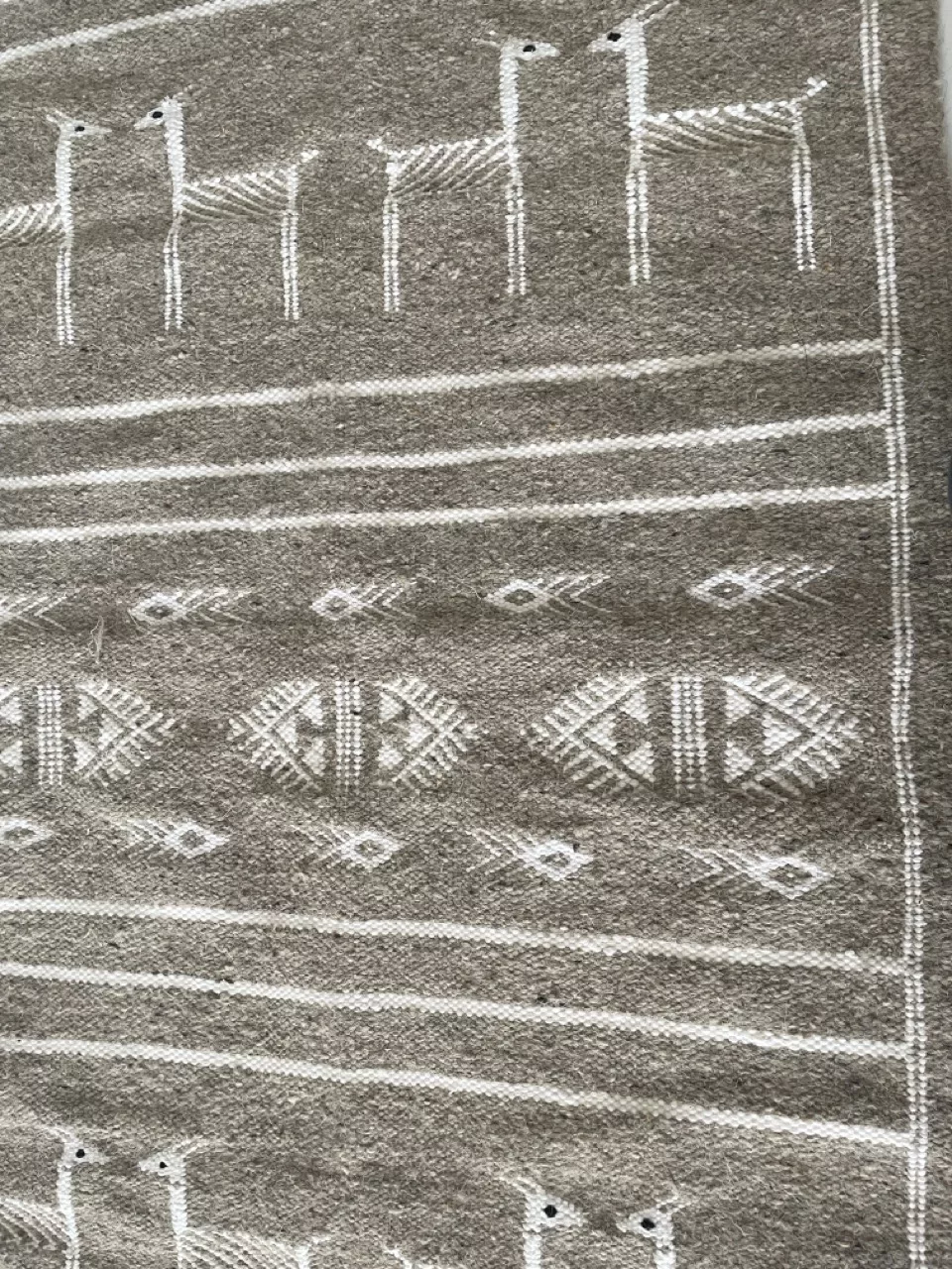 Tapis Berbère Gazelle du Désert - Fond Gris avec Motif Blanc 60x100 cm - Image 5