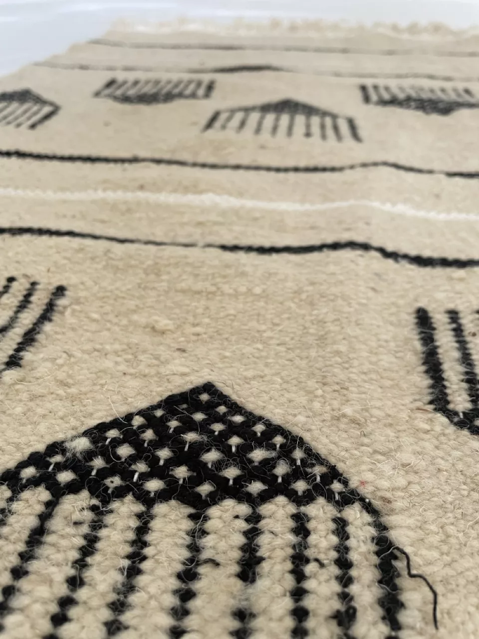 Tapis Berbère Lumière du Sahara - Fond Blanc avec Motif Gris 100x200 cm - Image 2