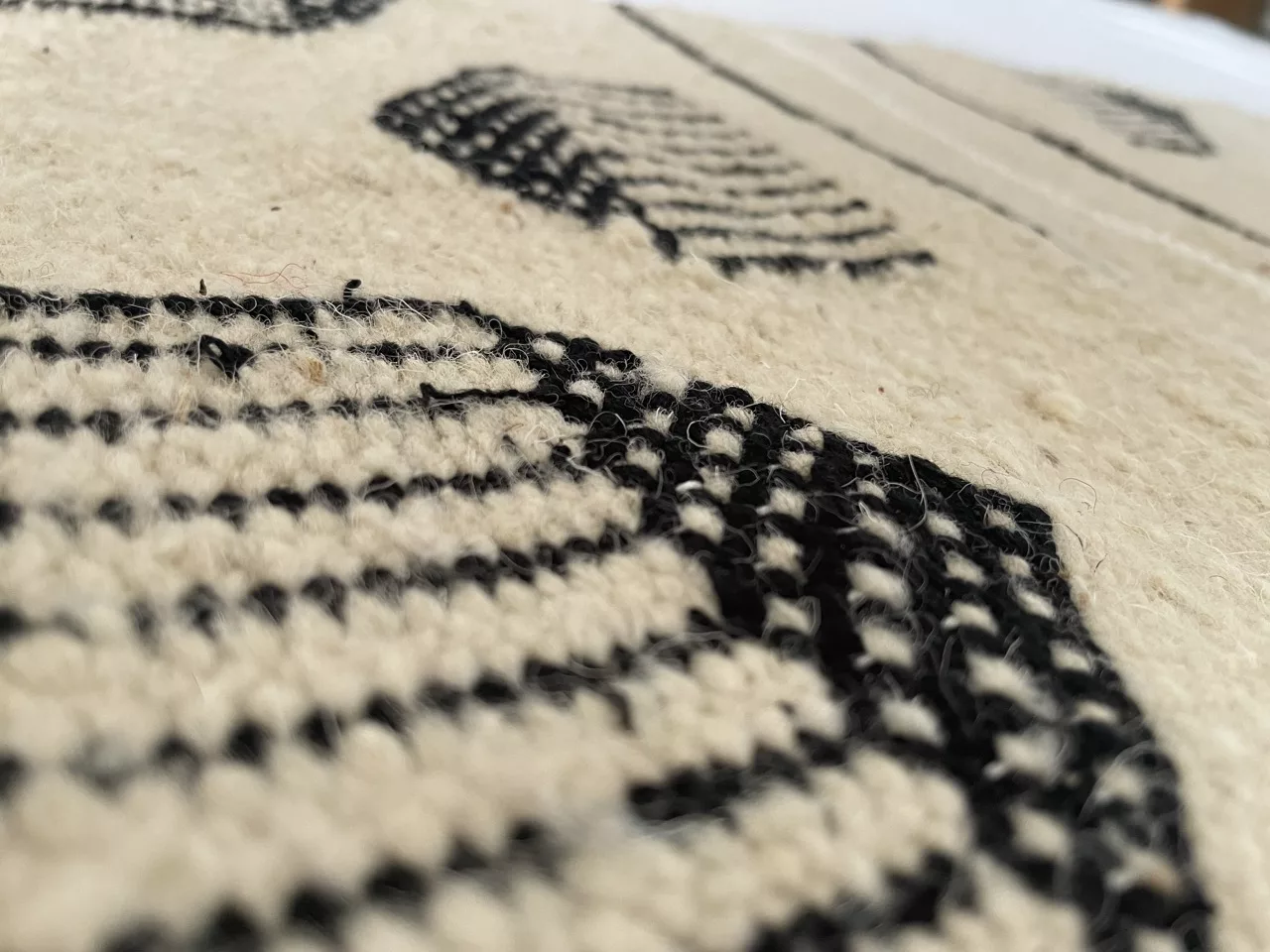 Tapis Berbère Lumière du Sahara - Fond Blanc avec Motif Gris 100x200 cm - Image 3