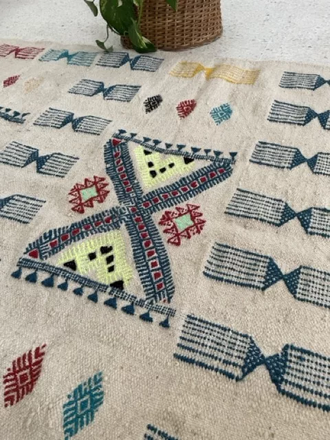 Tapis Berbère Floraison du Désert - Fond Blanc avec Motif Florissant 200x120 cm - Image 3