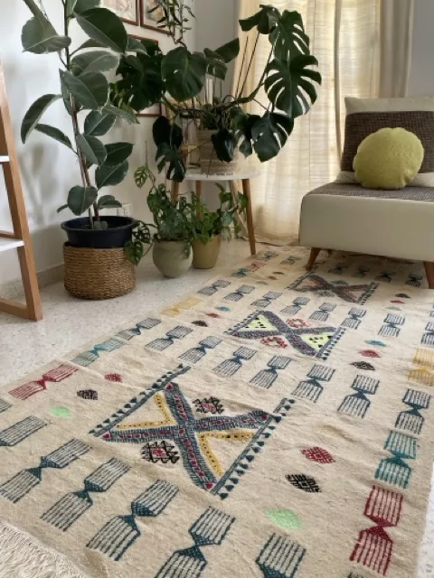 Tapis Berbère Floraison du Désert – Fond Blanc avec Motif Florissant 200×120 cm