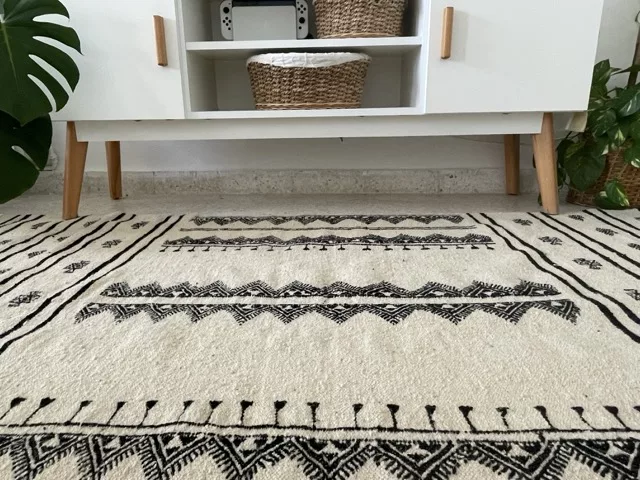 Tapis Berbère Tapis Berbère Essence du Sahara – Fond Blanc avec Motif Minimaliste 200×120 cm