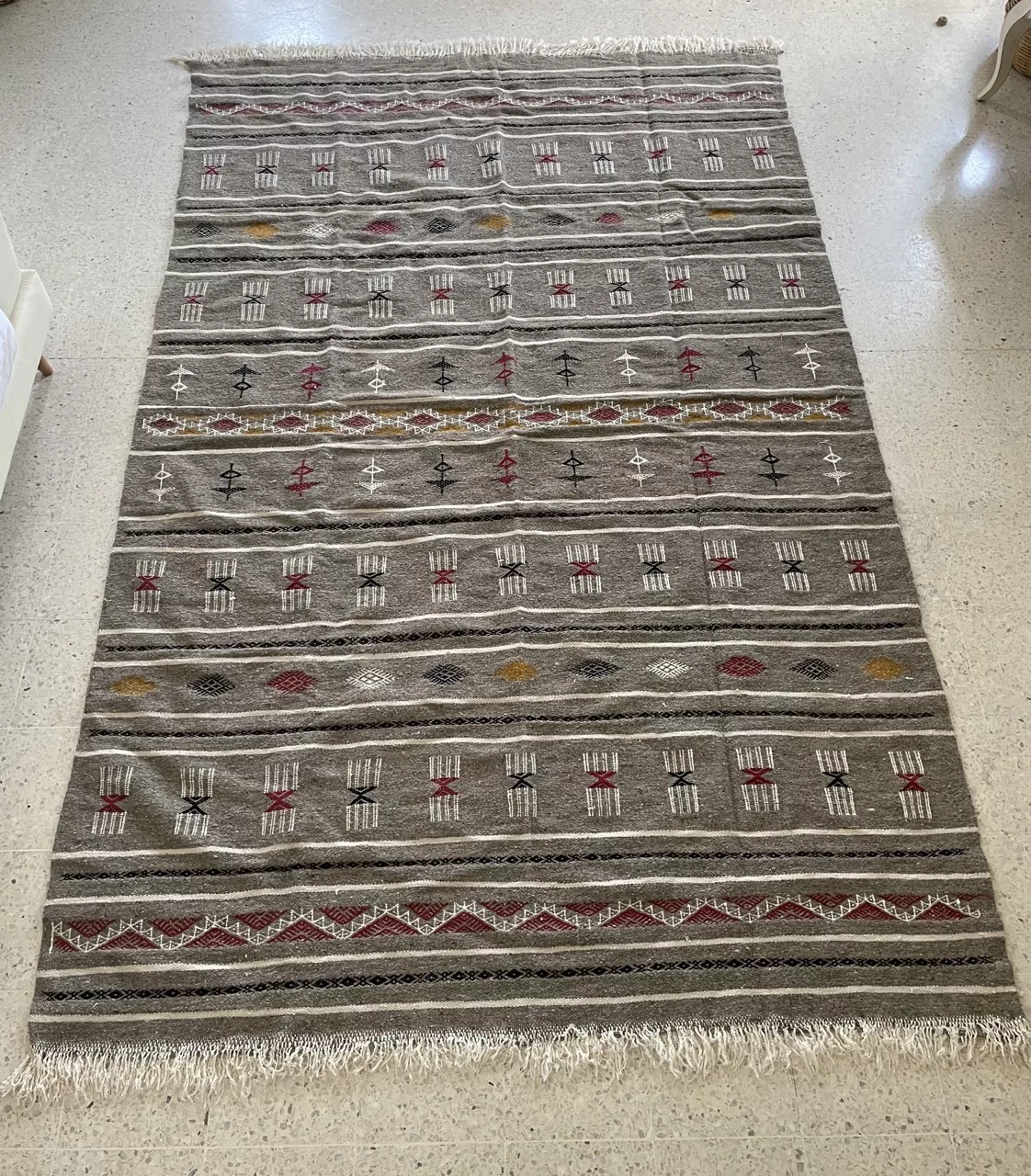 Tapis Berbère Crépuscule Saharien – Fond Gris 200×120 cm