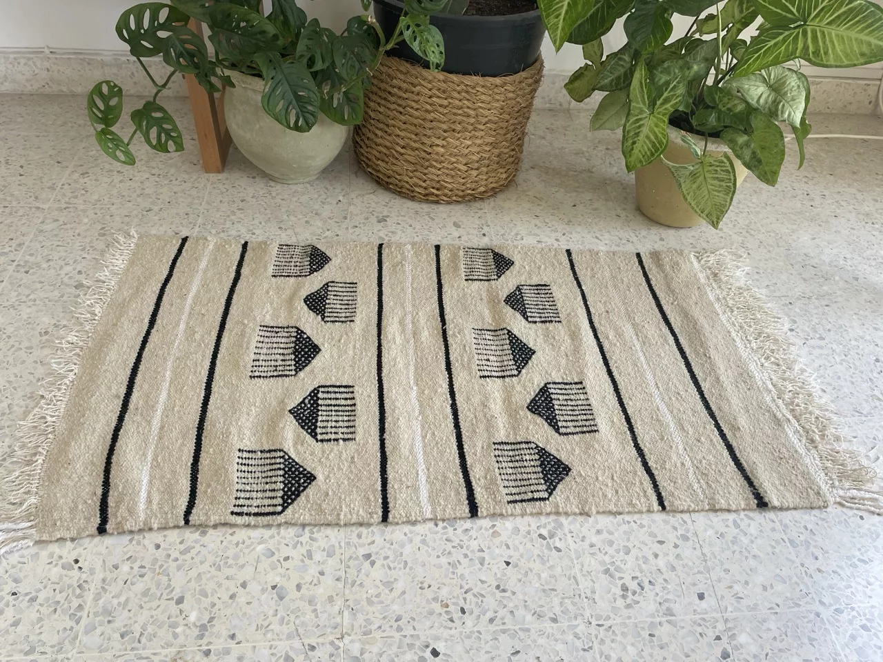 Tapis Berbère Lumière du Sahara - Fond Blanc avec Motif Gris 100x200 cm - Image 4