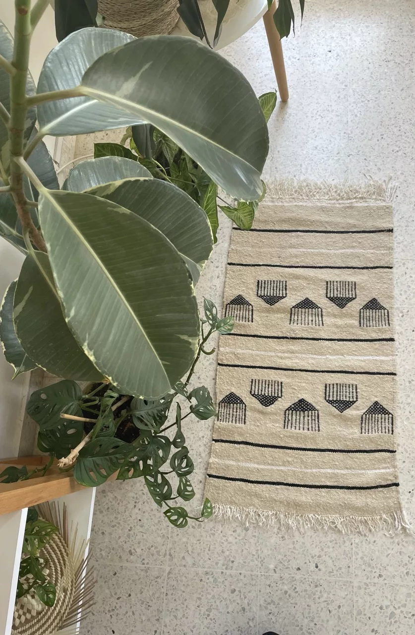 Tapis Berbère Lumière du Sahara – Fond Blanc avec Motif Gris 100×200 cm