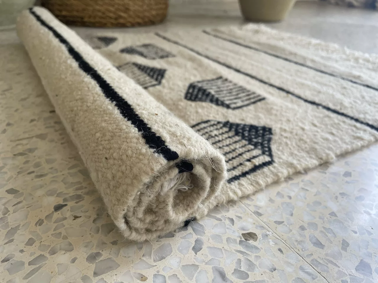 Tapis Berbère Lumière du Sahara - Fond Blanc avec Motif Gris 100x200 cm - Image 6