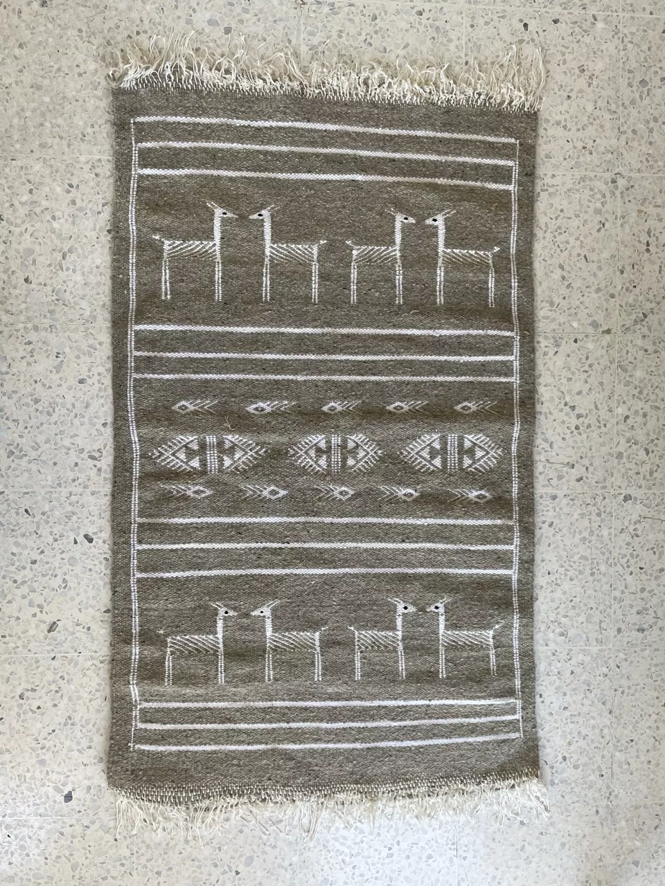 Tapis Berbère Gazelle du Désert - Fond Gris avec Motif Blanc 60x100 cm - Image 3