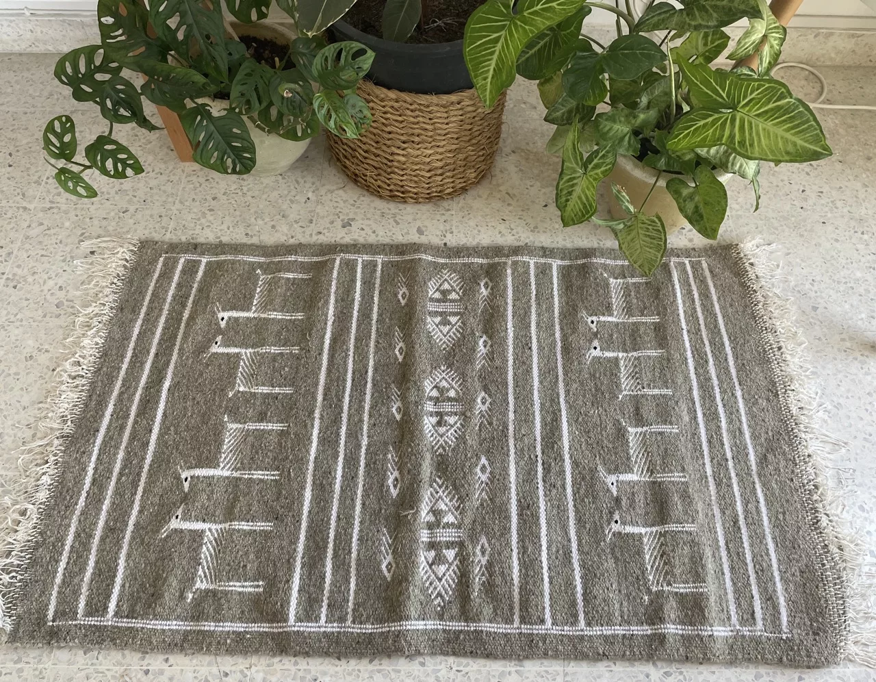 Tapis Berbère Gazelle du Désert – Fond Gris avec Motif Blanc 60×100 cm