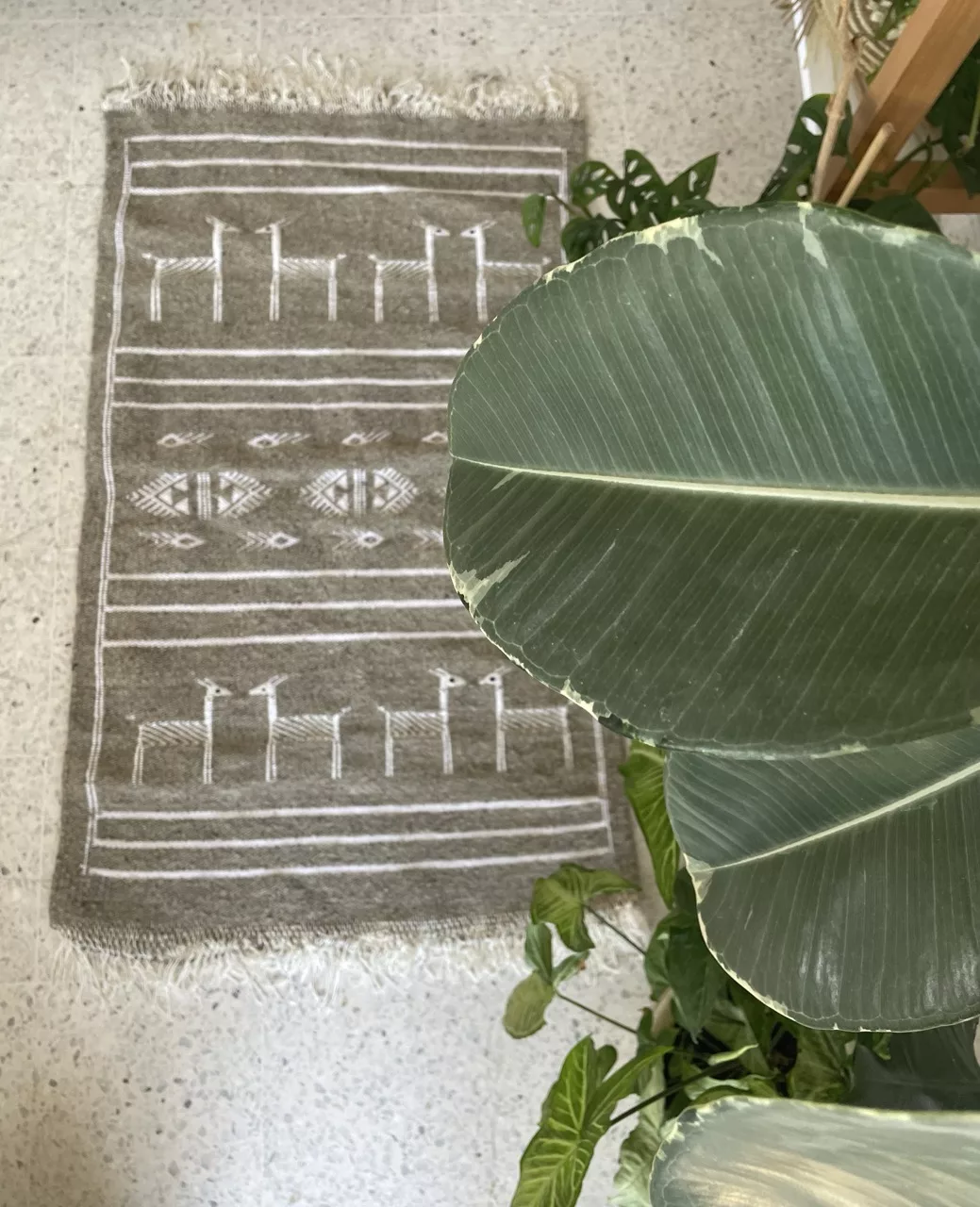 Tapis Berbère Gazelle du Désert - Fond Gris avec Motif Blanc 60x100 cm - Image 2